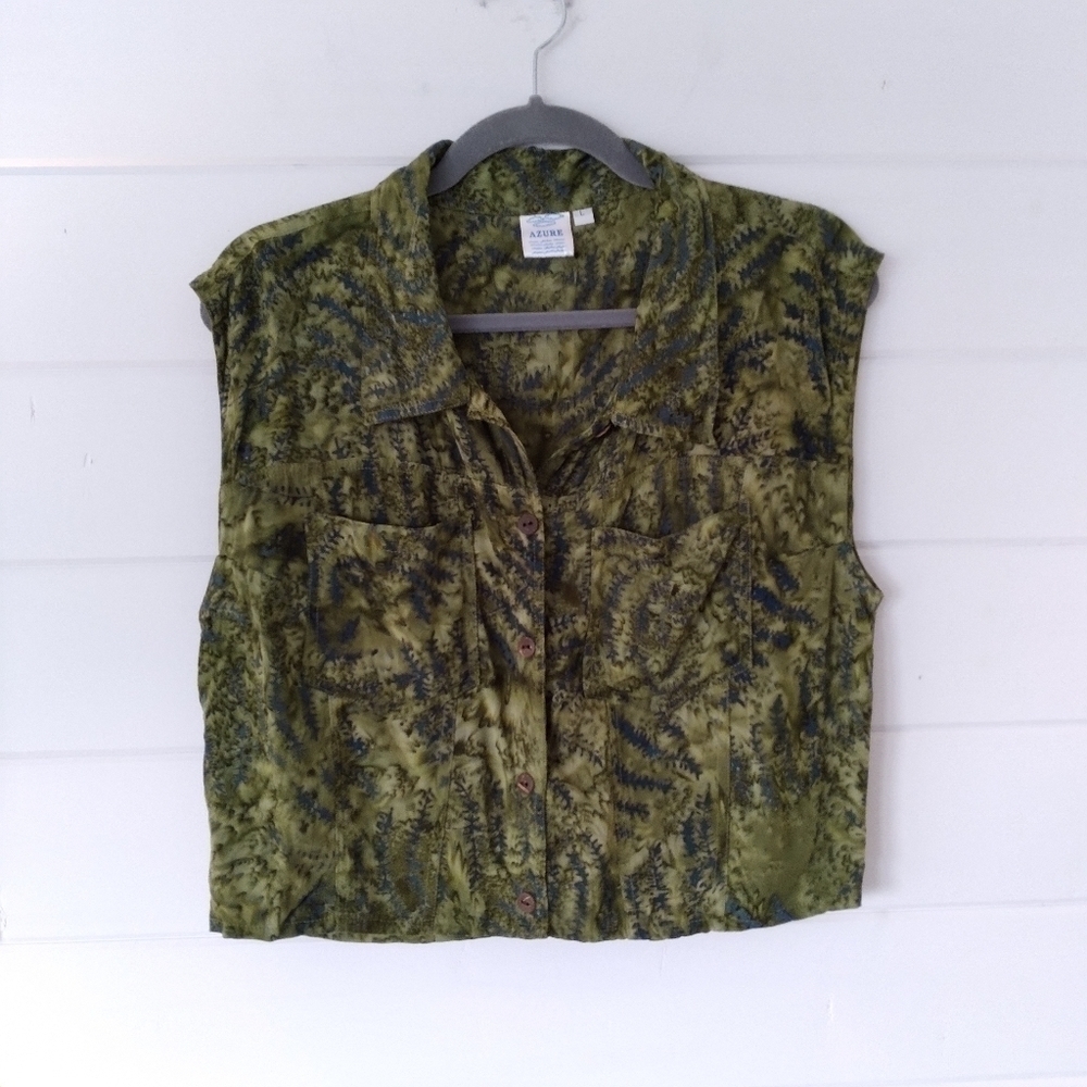 Azure army green w/ leaf like pattern cropped sleeveless button up shirt. Size L